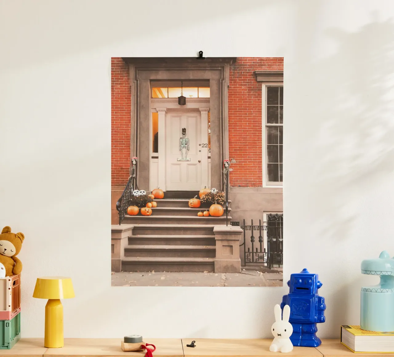 New York, USA I Porta e zucche di Halloween in autunno poster con telaio in legno da Julie Travel Photography