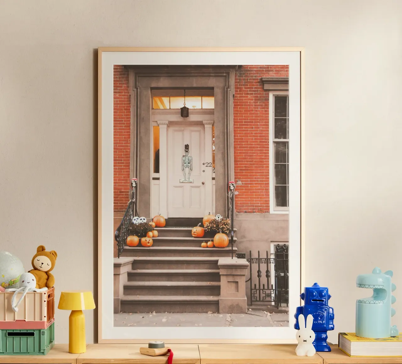 New York, USA I Porta e zucche di Halloween in autunno poster con telaio in legno da Julie Travel Photography