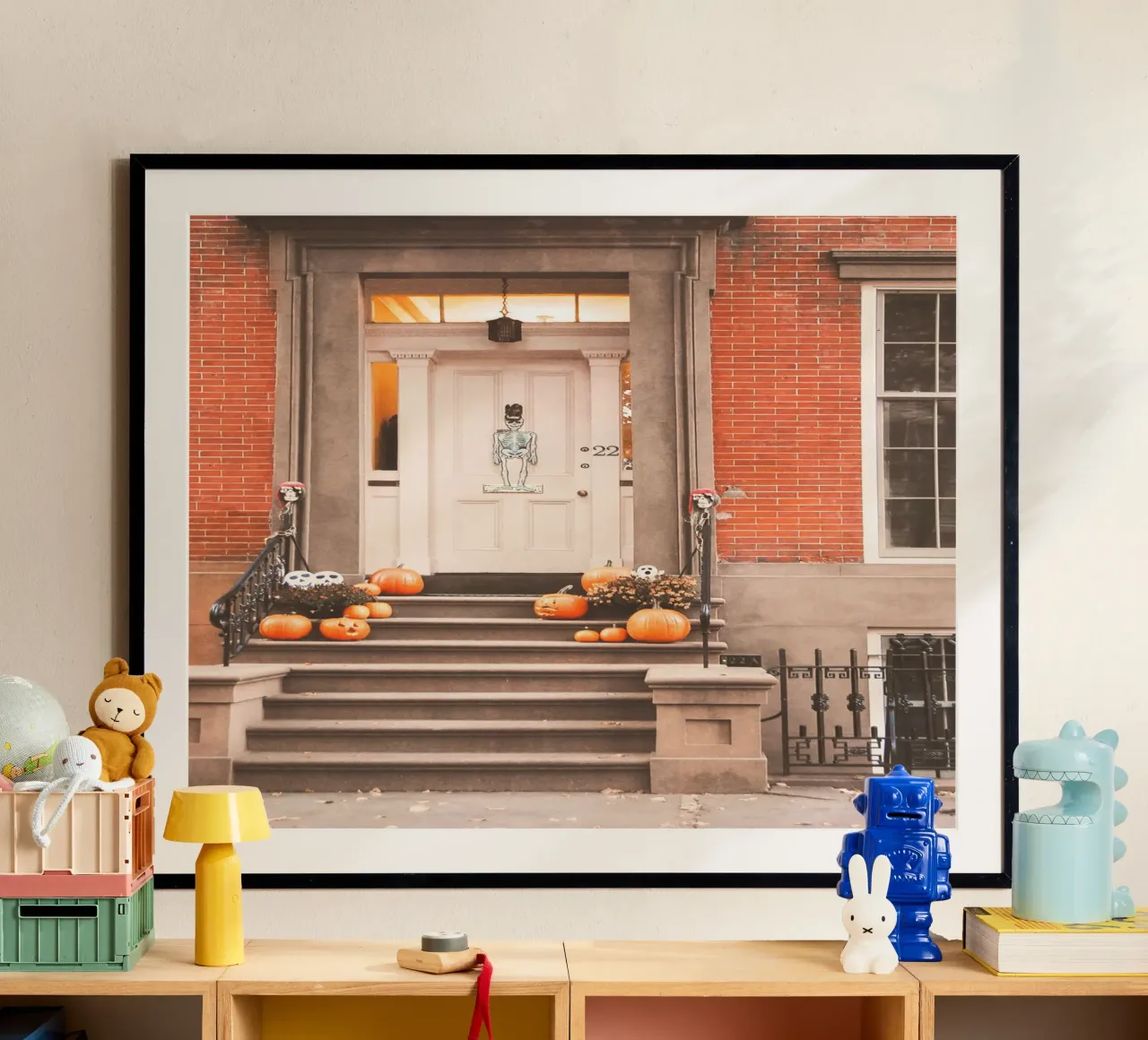 New York, USA I Porta e zucche di Halloween in autunno poster con telaio in legno da Julie Travel Photography