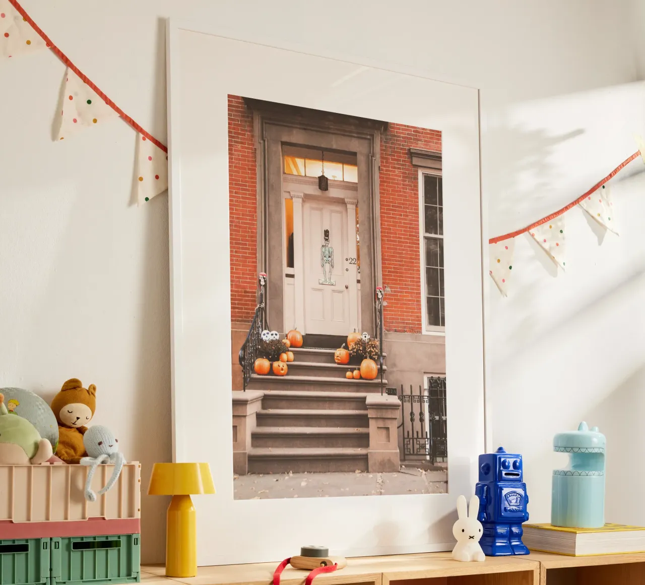 New York, USA I Porta e zucche di Halloween in autunno poster con telaio in legno da Julie Travel Photography