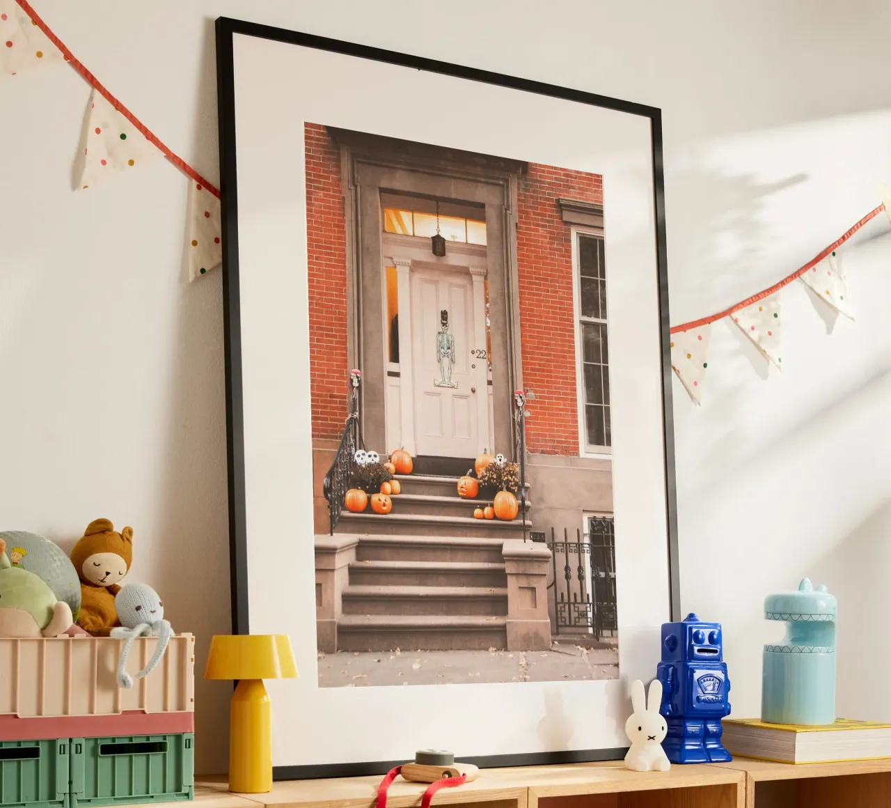 New York, USA I Porta e zucche di Halloween in autunno poster con telaio in legno da Julie Travel Photography