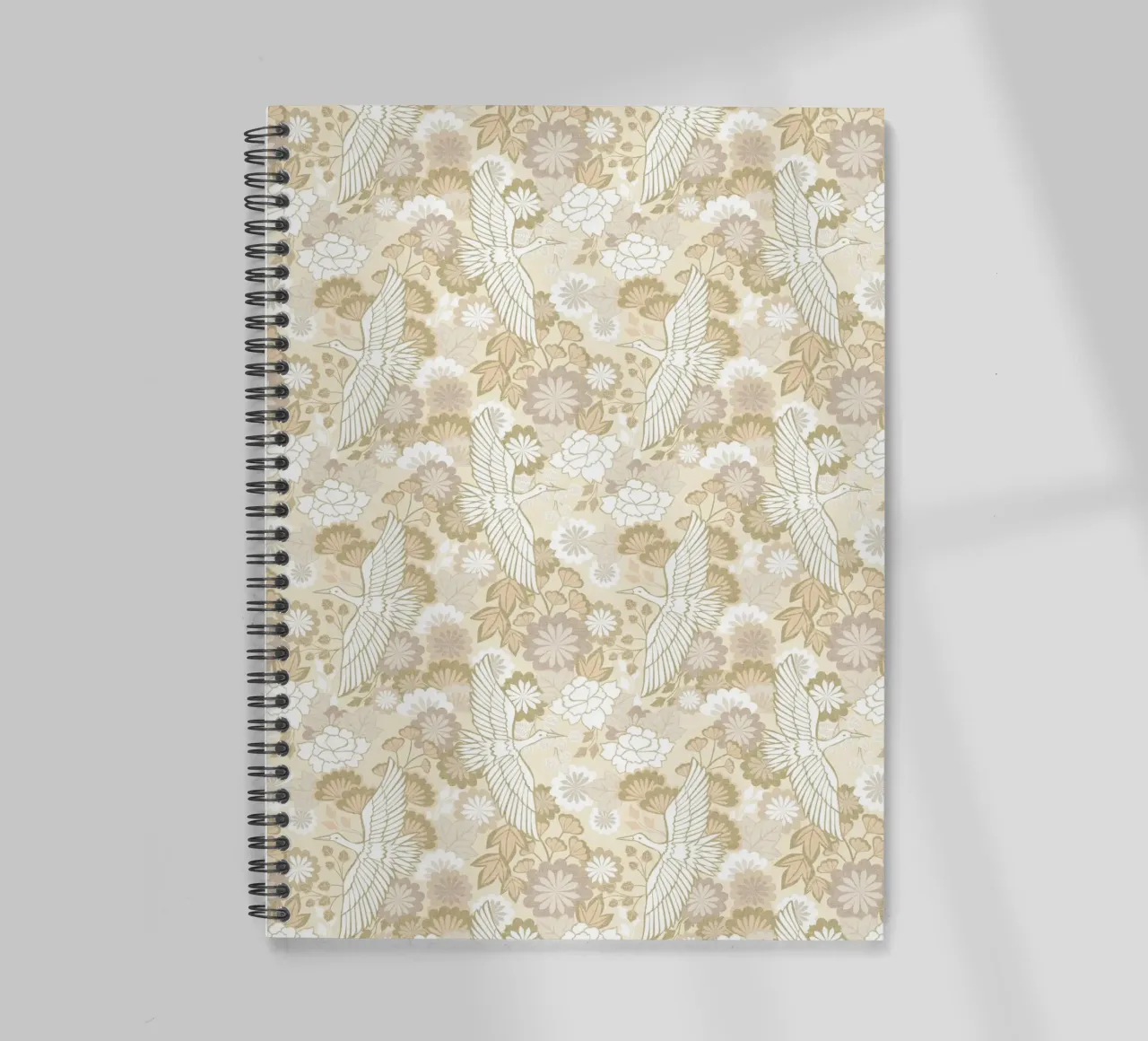 Cecilia Mok - Grullas y crisantemos Beige cuaderno de espiral de The Artcircle