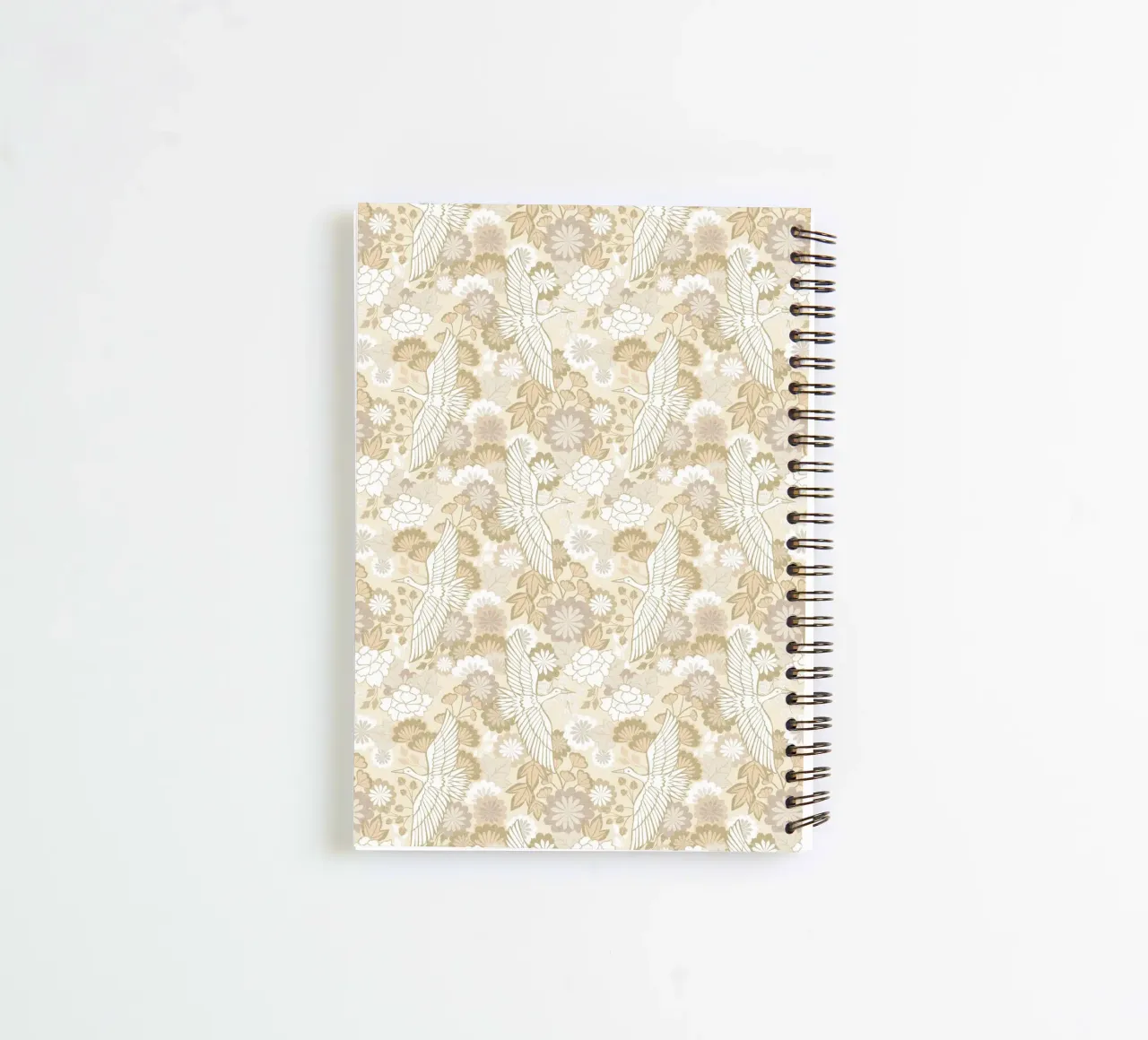 Cecilia Mok - Grullas y crisantemos Beige cuaderno de espiral de The Artcircle