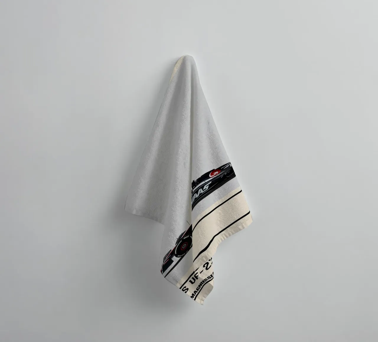 Haas VF-23 Ferrari F1 MoneyGram Haas 2023 Kevin Magnussen asciugamano da bagno da TheArtstudio