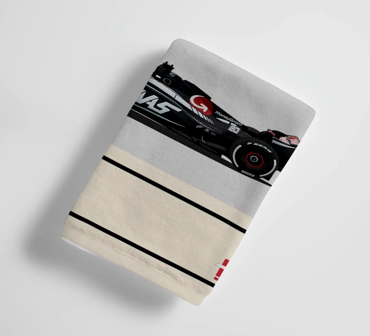Haas VF-23 Ferrari F1 MoneyGram Haas 2023 Kevin Magnussen asciugamano da bagno da TheArtstudio