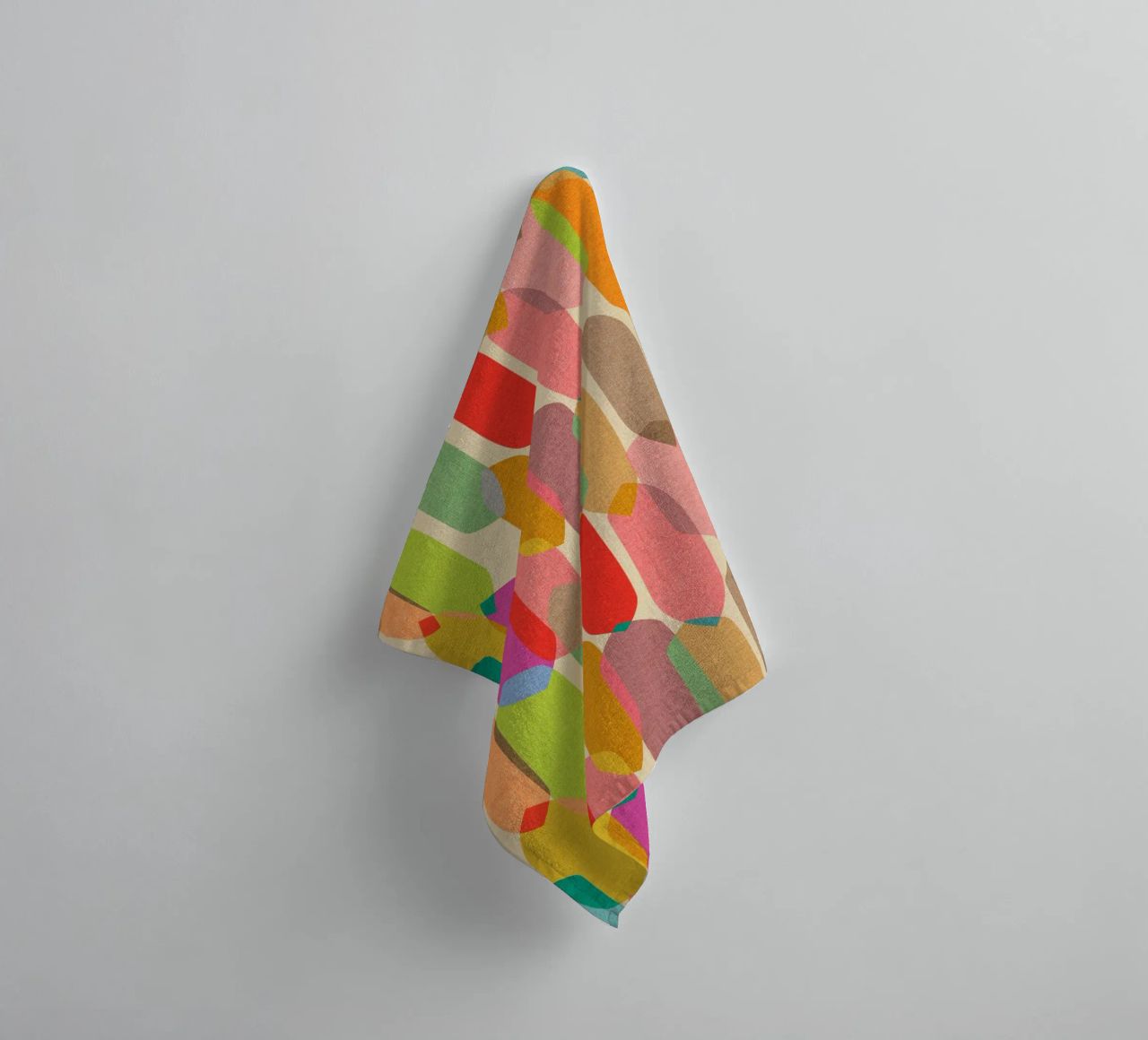 Cecilia Mok - Caleidoscopio di gocce di metà secolo asciugamano da bagno da The Artcircle
