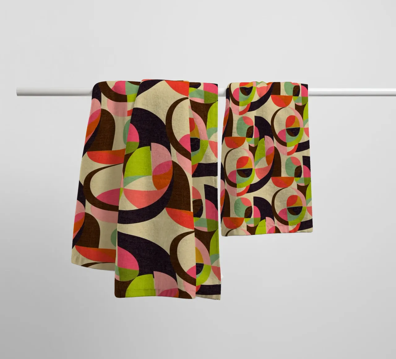 Cecilia Mok - Modern Circles Bright towel by The Artcircle