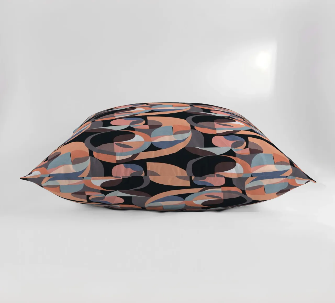 Cecilia Mok - Cerchi moderni rosa nero cuscino da The Artcircle