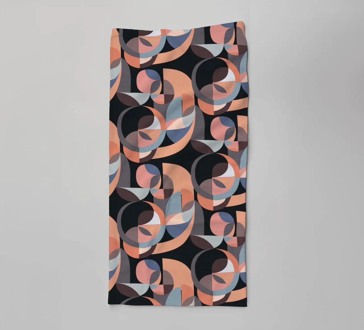 Cecilia Mok - Cerchi moderni rosa nero asciugamano da bagno da The Artcircle