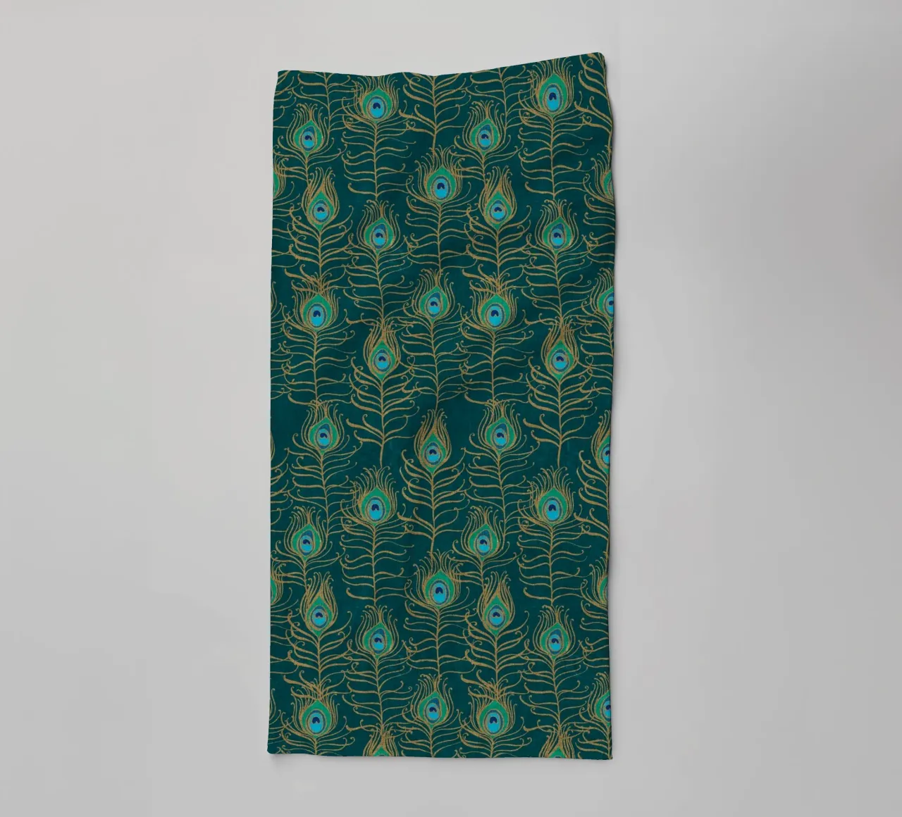 Cecilia Mok - Piuma di pavone Nouveau Emerald asciugamano da bagno da The Artcircle