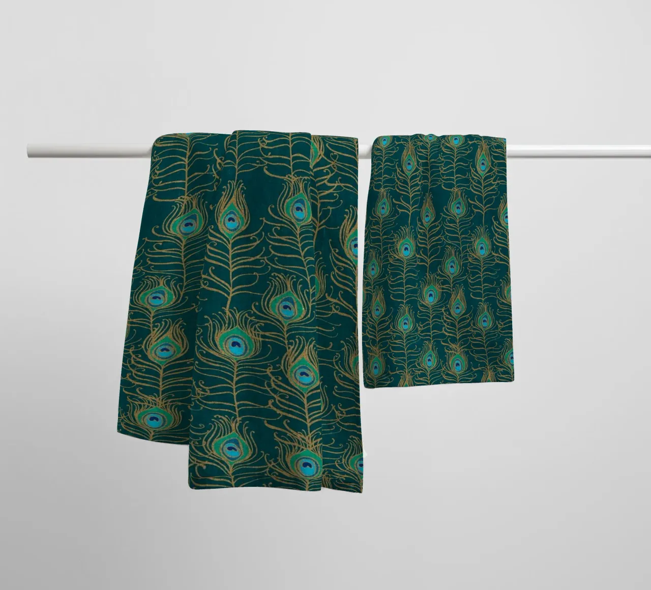 Cecilia Mok - Piuma di pavone Nouveau Emerald asciugamano da bagno da The Artcircle