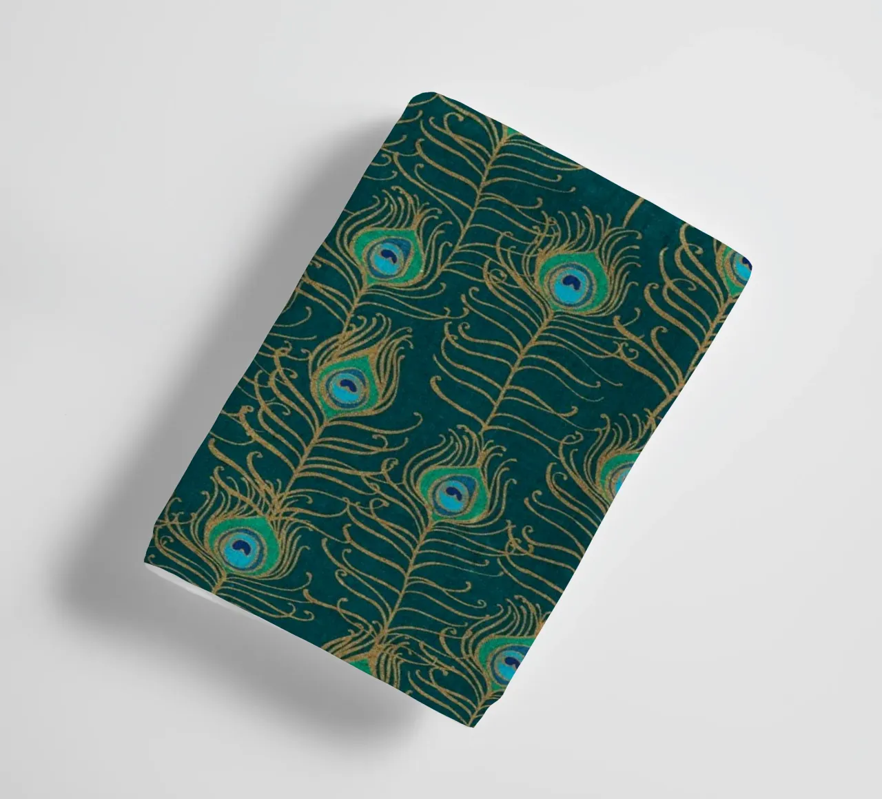 Cecilia Mok - Piuma di pavone Nouveau Emerald asciugamano da bagno da The Artcircle