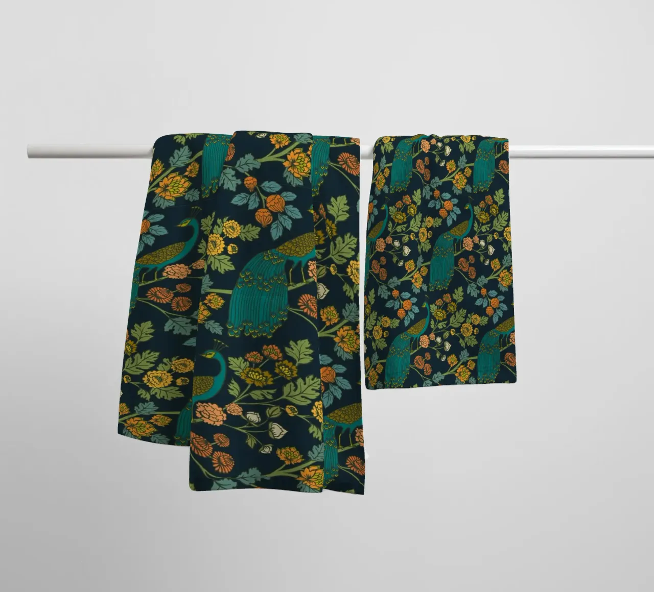 Tazza Cecilia - Pfauengarten Midnight Wonderland asciugamano da bagno da The Artcircle