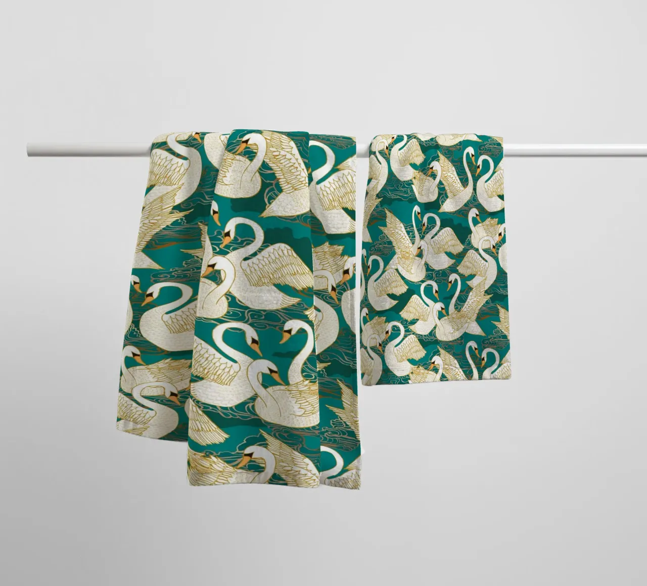 Cecilia Mok - Cigni turchesi asciugamano da bagno da The Artcircle