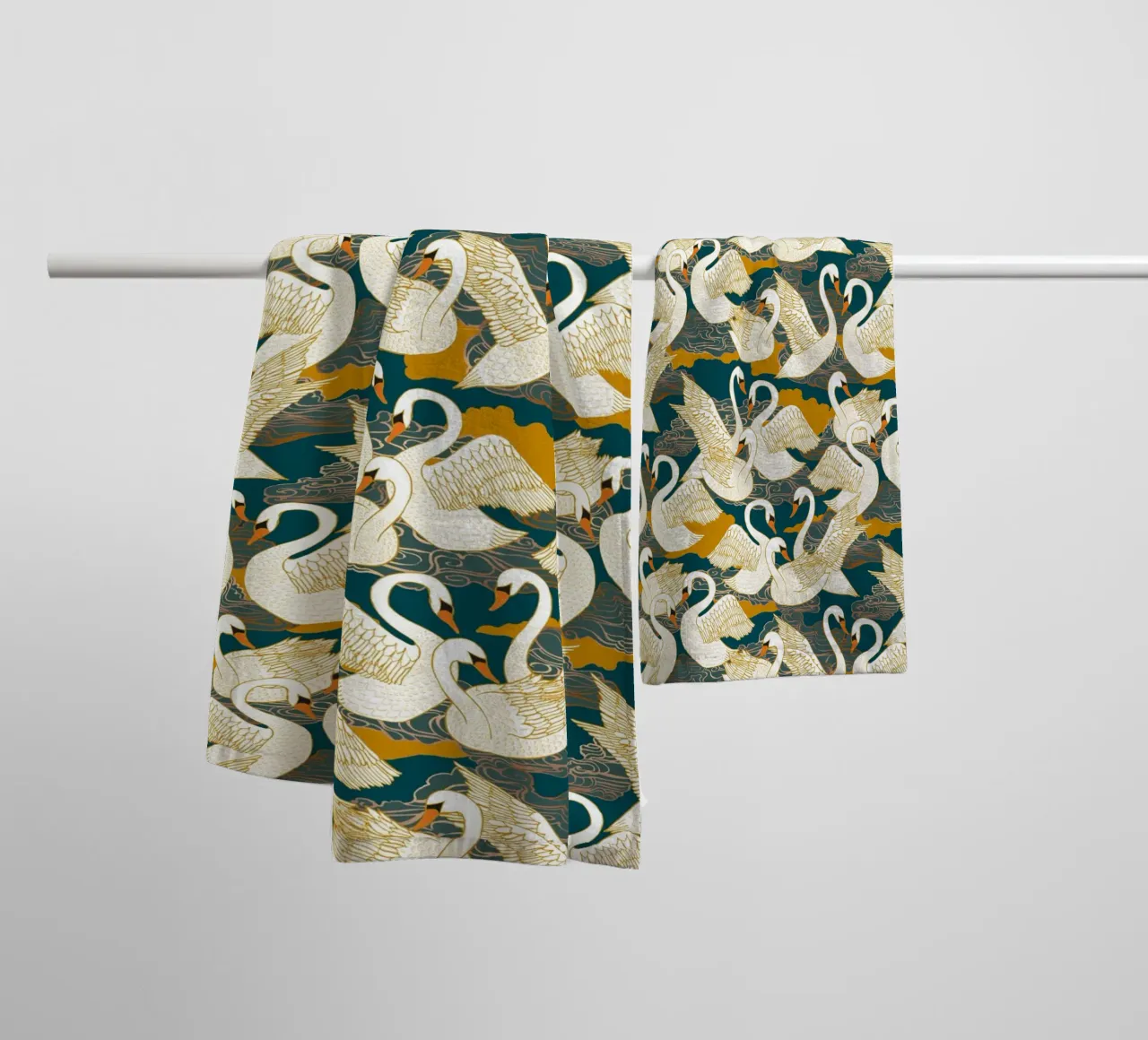 Cecilia Mok - Cigni blu oro asciugamano da bagno da The Artcircle