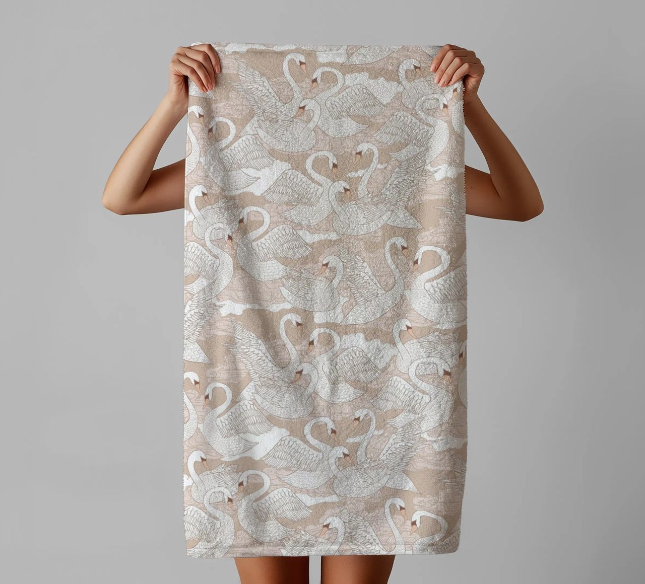 Cecilia Mok - Cigni di cotone asciugamano da bagno da The Artcircle