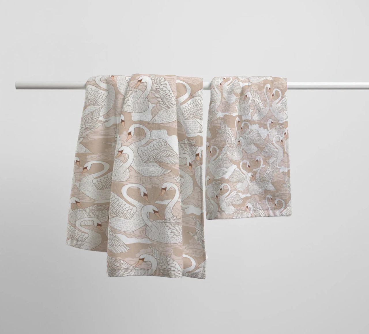 Cecilia Mok - Cigni di cotone asciugamano da bagno da The Artcircle