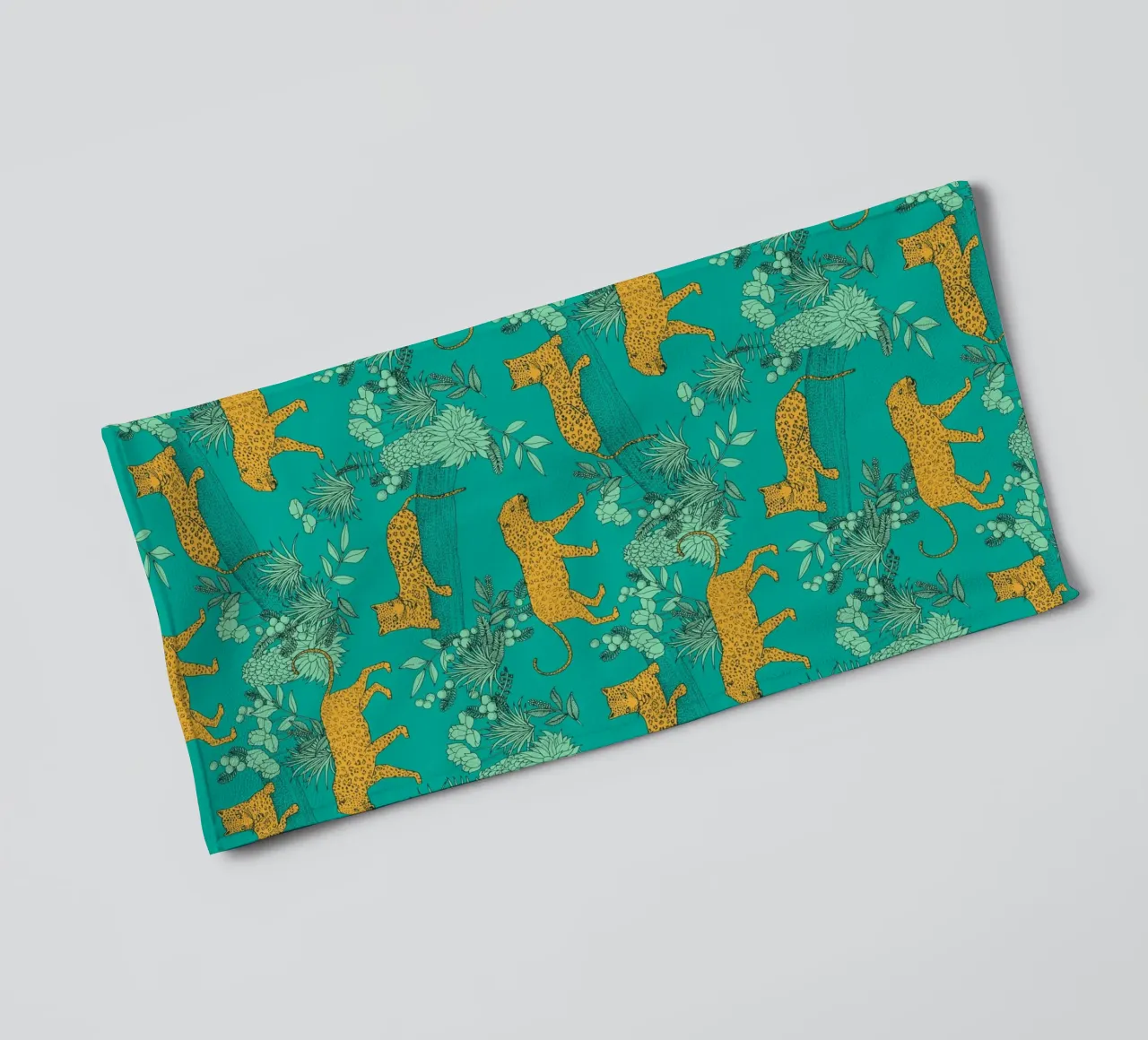 Cecilia Mok - Serengeti Leopard Ocean asciugamano da bagno da The Artcircle