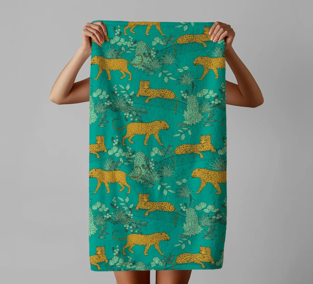 Cecilia Mok - Serengeti Leopard Ocean asciugamano da bagno da The Artcircle