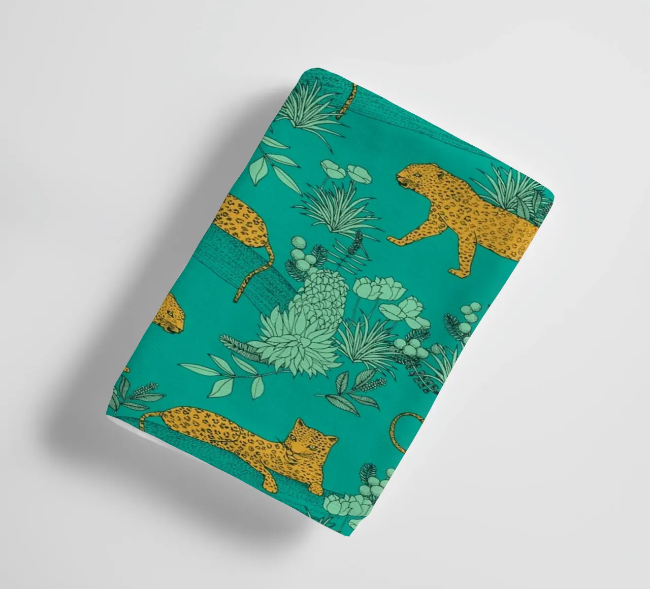 Cecilia Mok - Serengeti Leopard Ocean asciugamano da bagno da The Artcircle