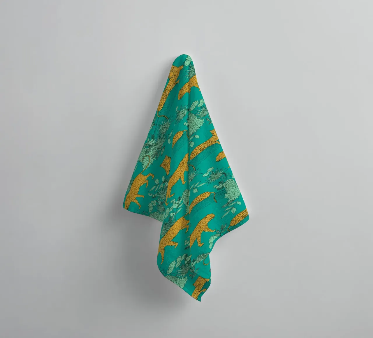 Cecilia Mok - Serengeti Leopard Ocean asciugamano da bagno da The Artcircle