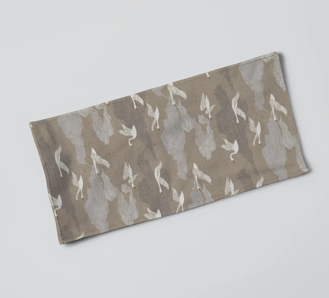 Cecilia Mok - Lino Wild Swans asciugamano da bagno da The Artcircle