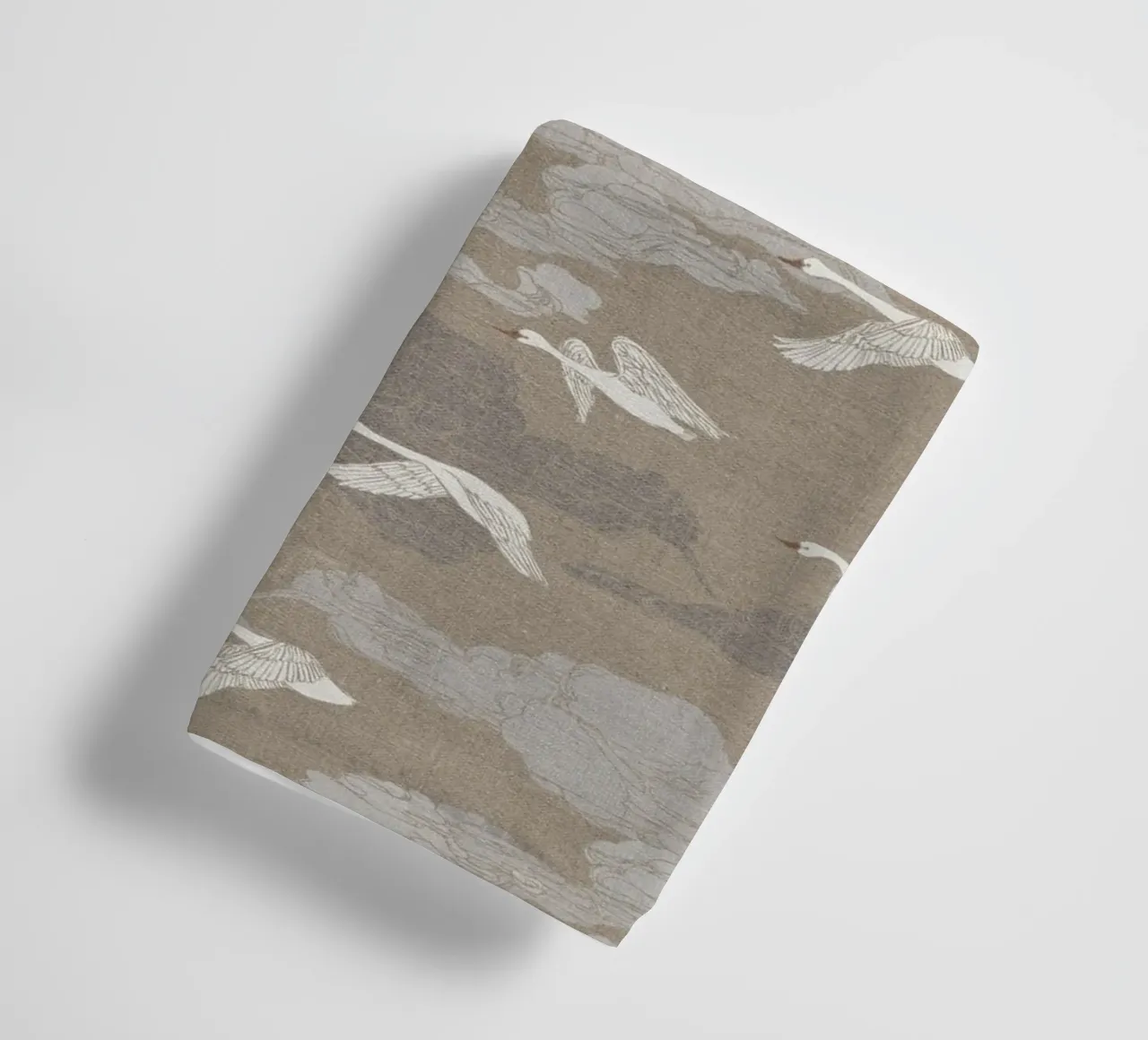 Cecilia Mok - Lino Wild Swans asciugamano da bagno da The Artcircle