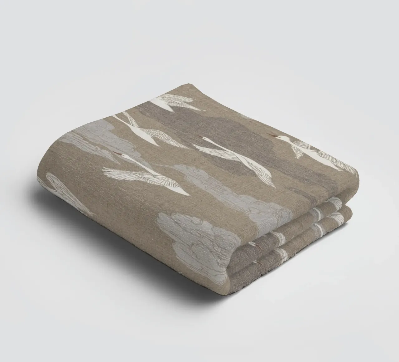 Cecilia Mok - Lino Wild Swans asciugamano da bagno da The Artcircle