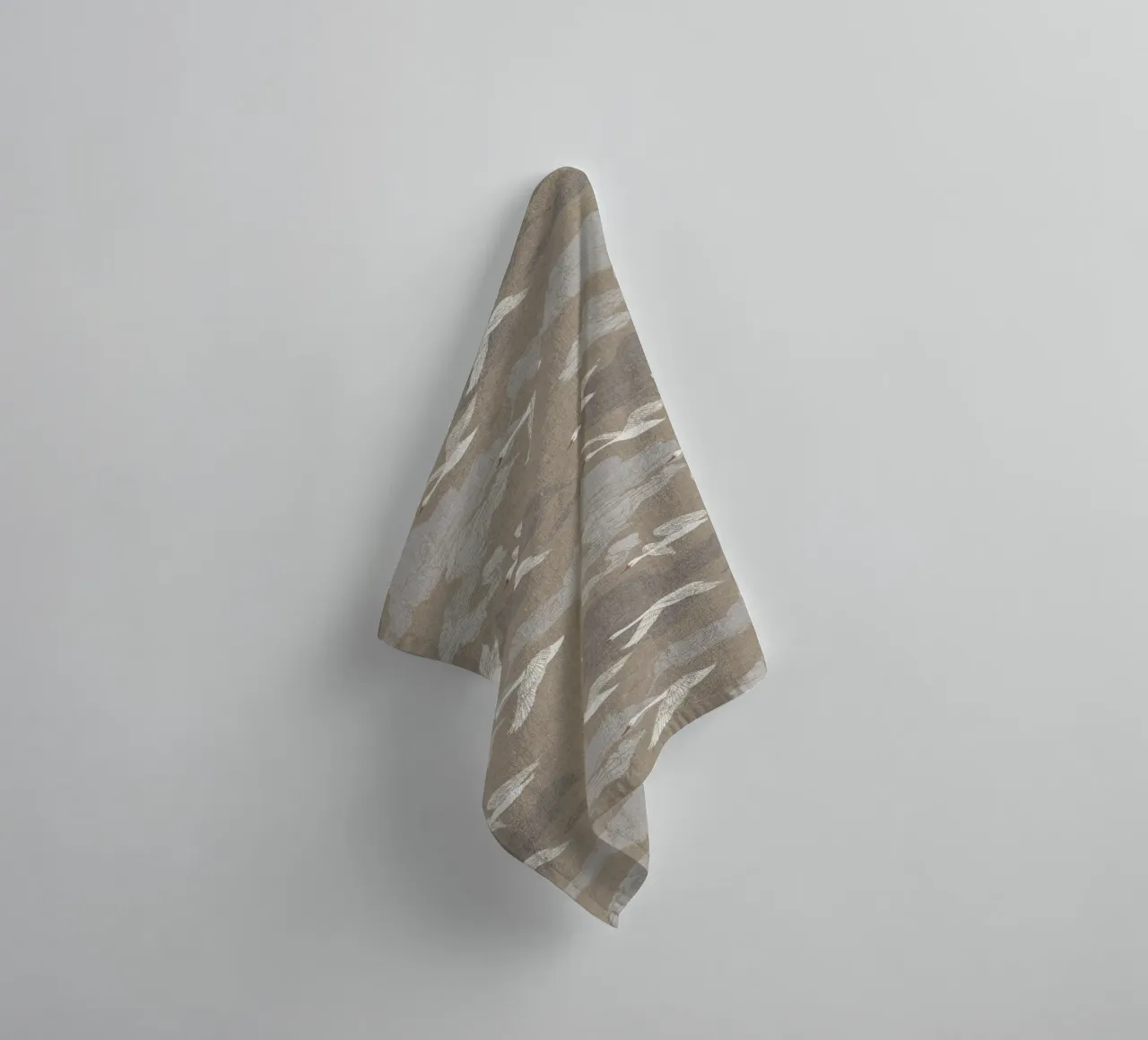 Cecilia Mok - Lino Wild Swans asciugamano da bagno da The Artcircle