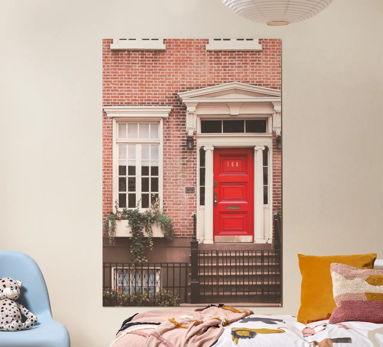 New York, USA I Porte rouge d'une maison à l'architecture poster avec cadre en plastique de Julie Travel Photography