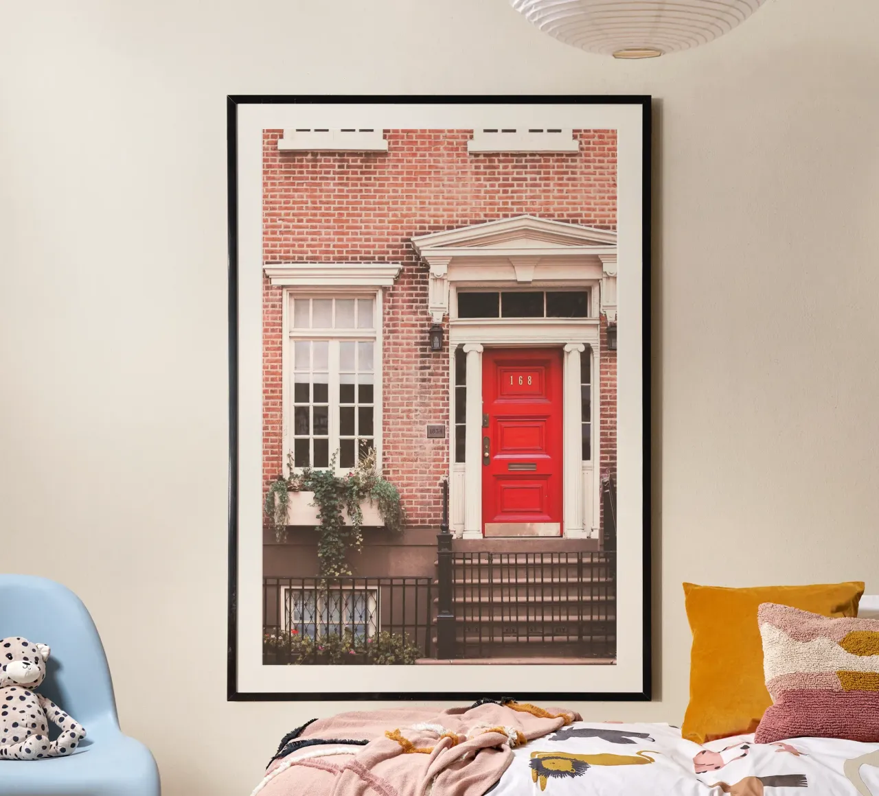 New York, USA I Porte rouge d'une maison à l'architecture poster avec cadre en plastique de Julie Travel Photography