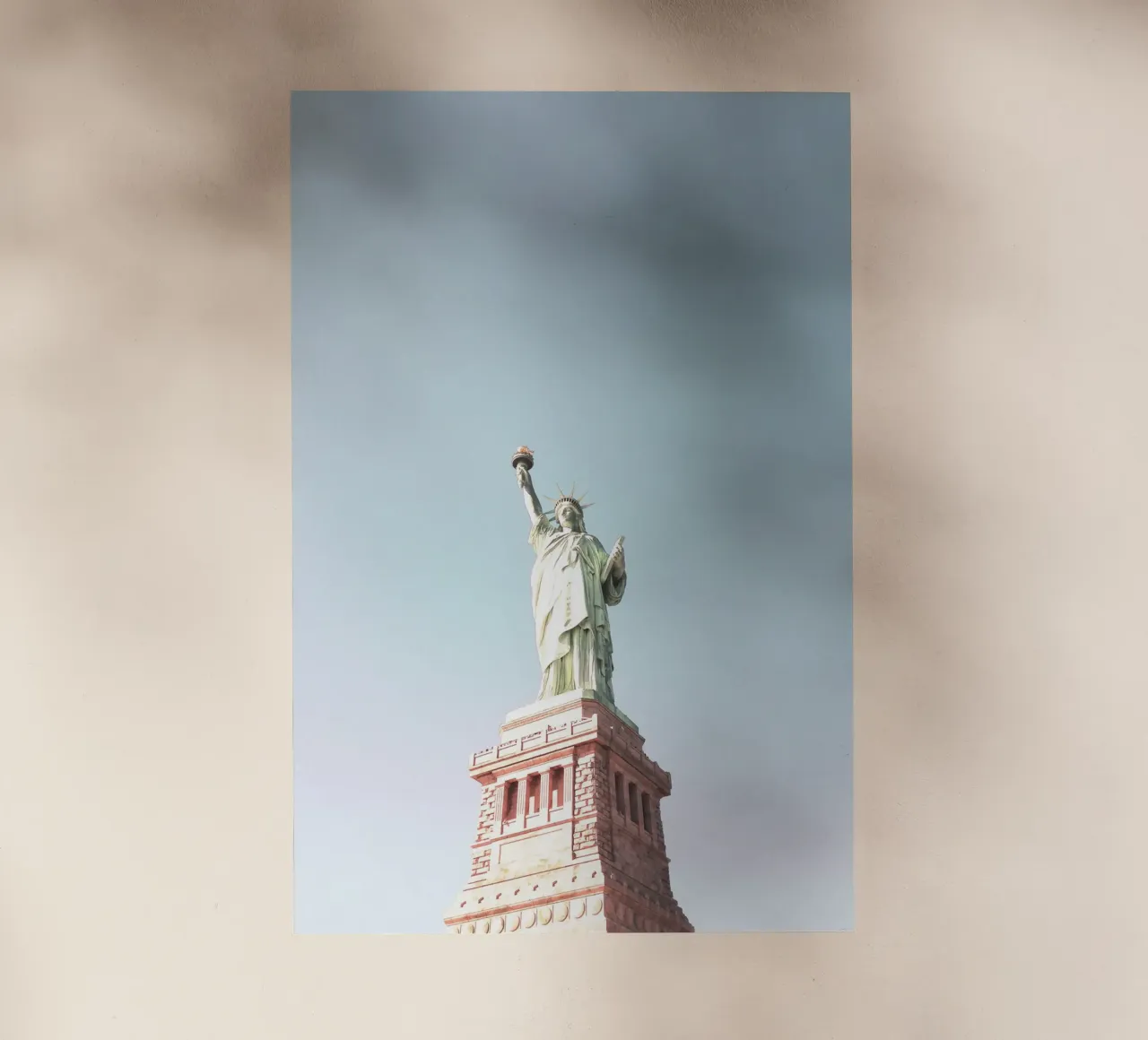 New York, USA I Statua della Libertà in colori pastello pellicola backlit da Julie Travel Photography