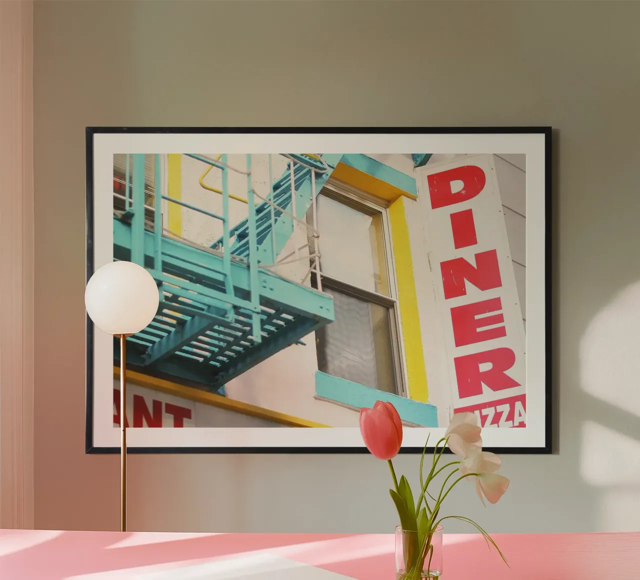 New York, USA I Ristorante diner geometrico e colorato d'epoca poster con telaio in legno da Julie Travel Photography