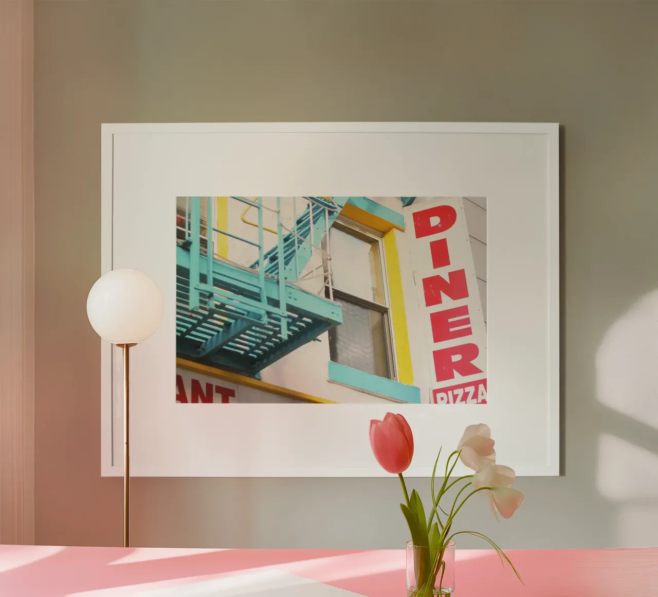 New York, USA I Ristorante diner geometrico e colorato d'epoca poster con telaio in legno da Julie Travel Photography
