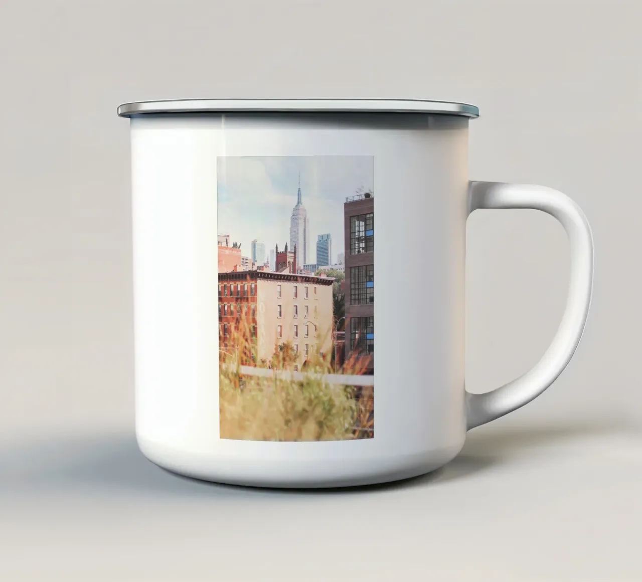 New York, USA I High Line sulla città con vista sullo skyline tazza in smalto da Julie Travel Photography
