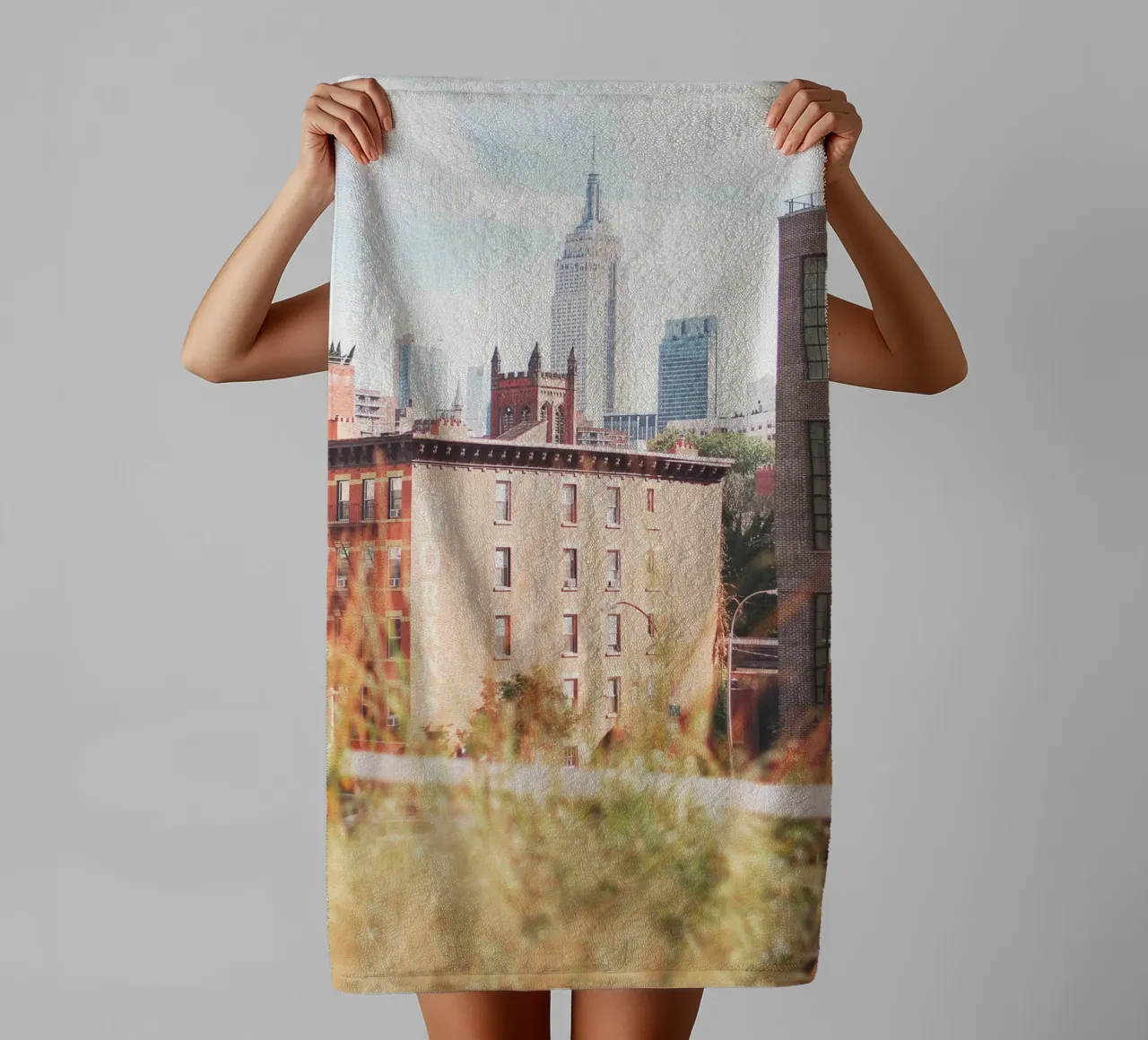 New York, USA I High Line sur la ville avec une vue skyline serviette de bain de Julie Travel Photography