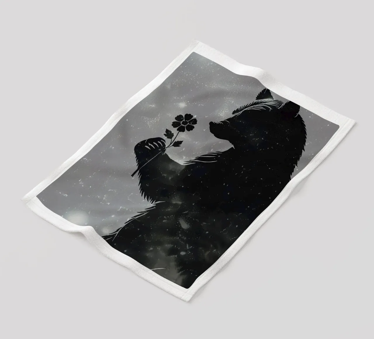 Sagoma di un orso con un fiore coperta in pile da namosh