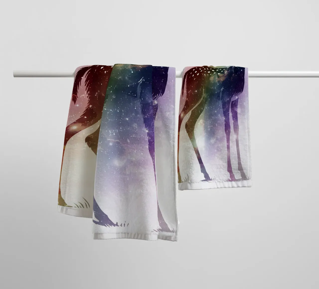 Silhouette di un cerbiatto - paesaggio stellato con i colori dell'arcobaleno asciugamano da bagno da namosh
