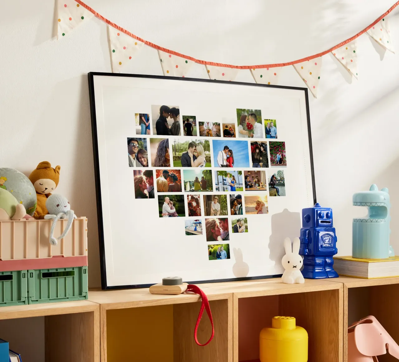 Collage di foto di San Valentino personalizzate con cuore d'amore 28 poster con telaio in plastica da Shark Printables