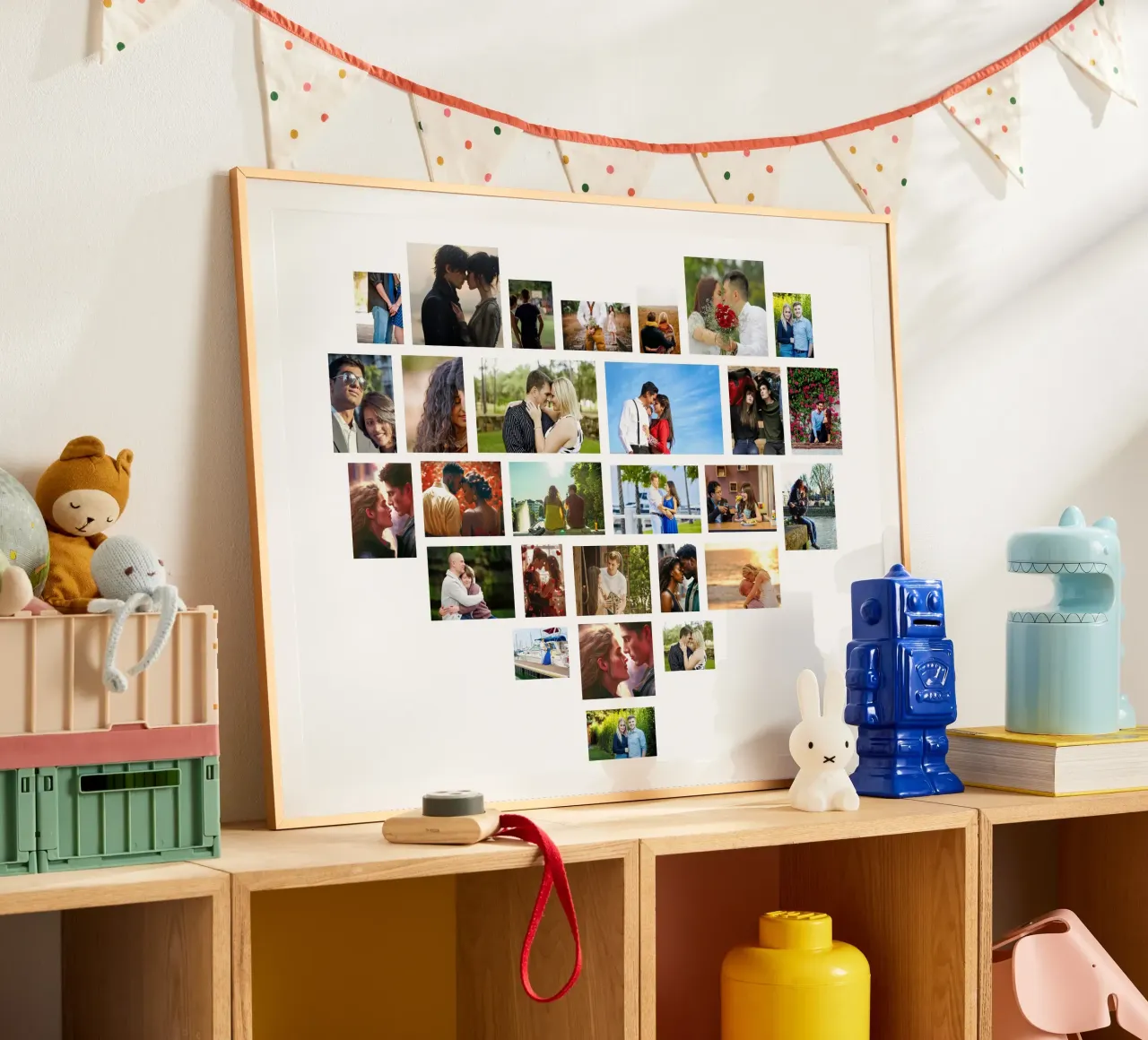 Collage di foto di San Valentino personalizzate con cuore d'amore 28 poster con telaio in plastica da Shark Printables