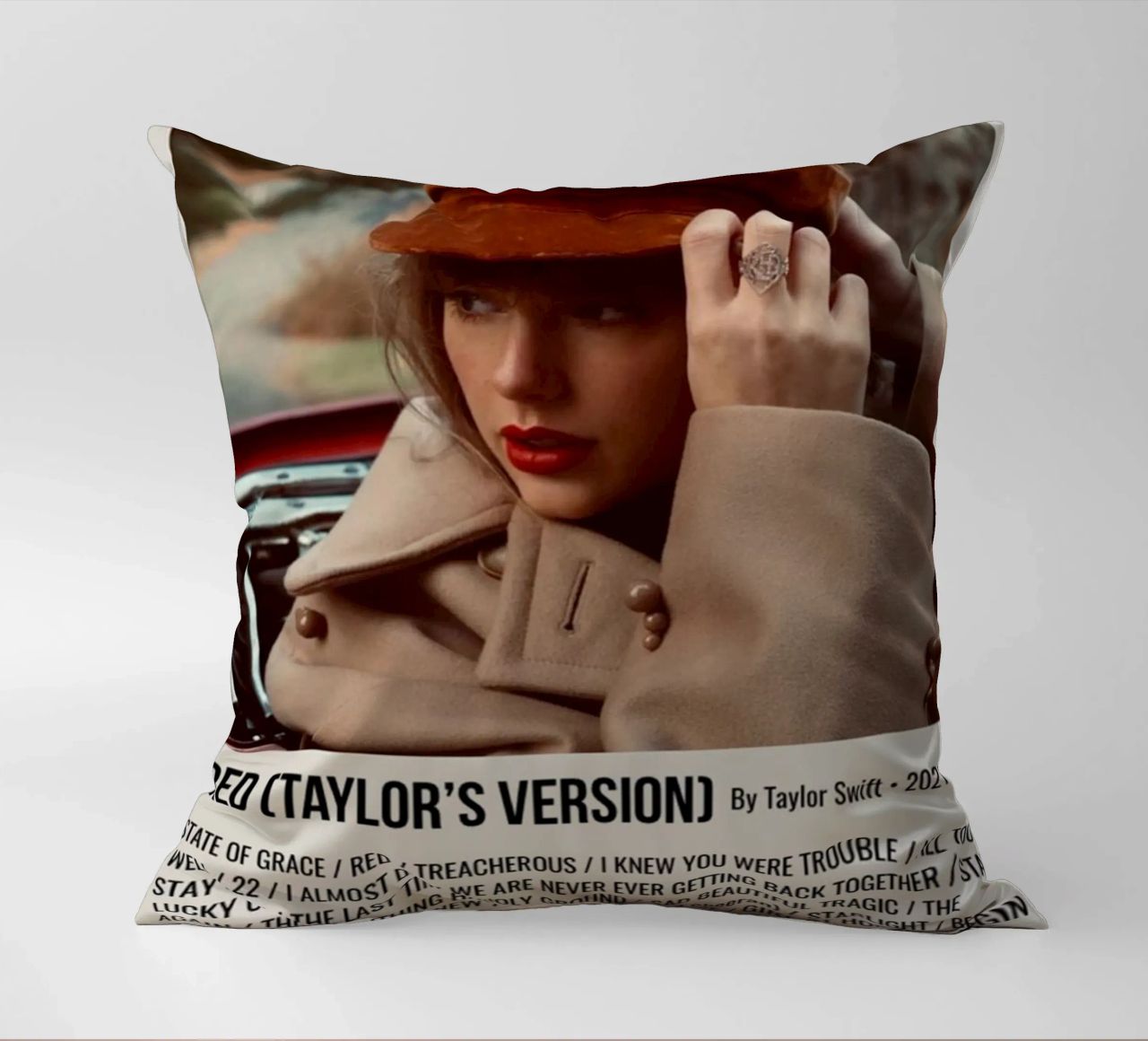RED (TAYLOR'S VERSION) By Taylor Swift • 2021 cuscino da SoundStudio