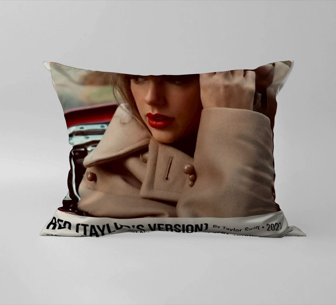 RED (TAYLOR'S VERSION) By Taylor Swift • 2021 cuscino da SoundStudio