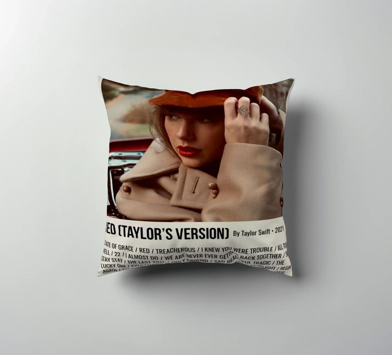 RED (TAYLOR'S VERSION) By Taylor Swift • 2021 cuscino da SoundStudio