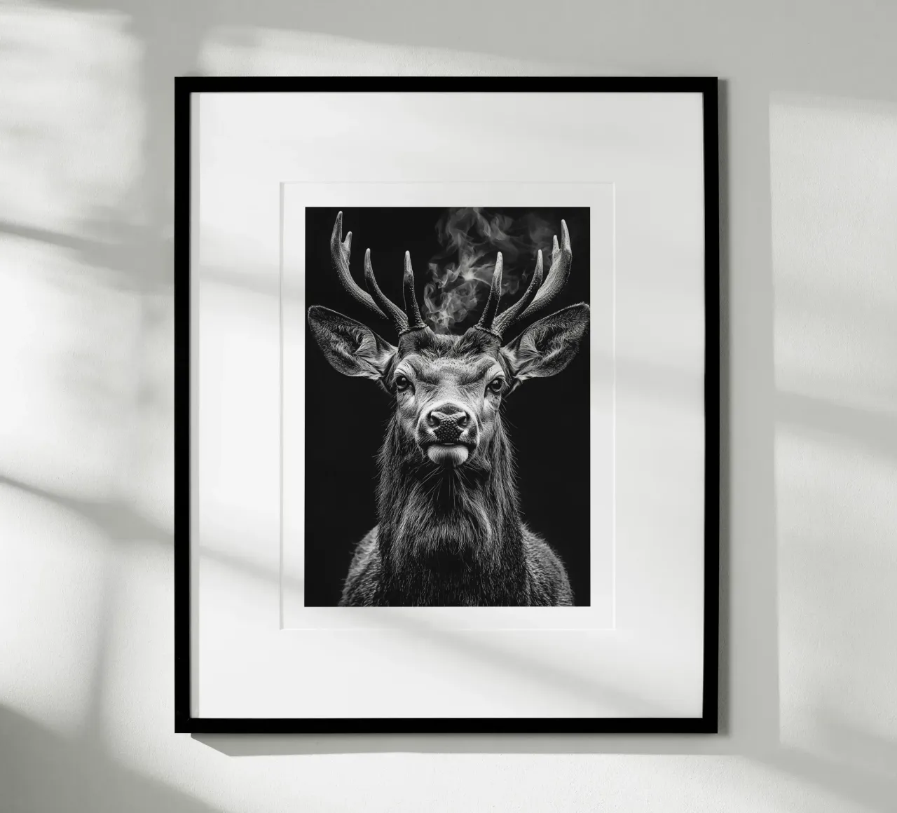 Maestoso ritratto di cervo poster con telaio in plastica da Monochrome