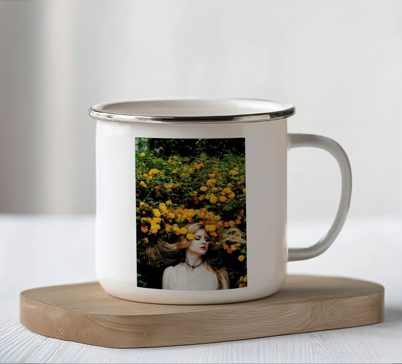 Yellow tazza in smalto da Jovana Rikalo