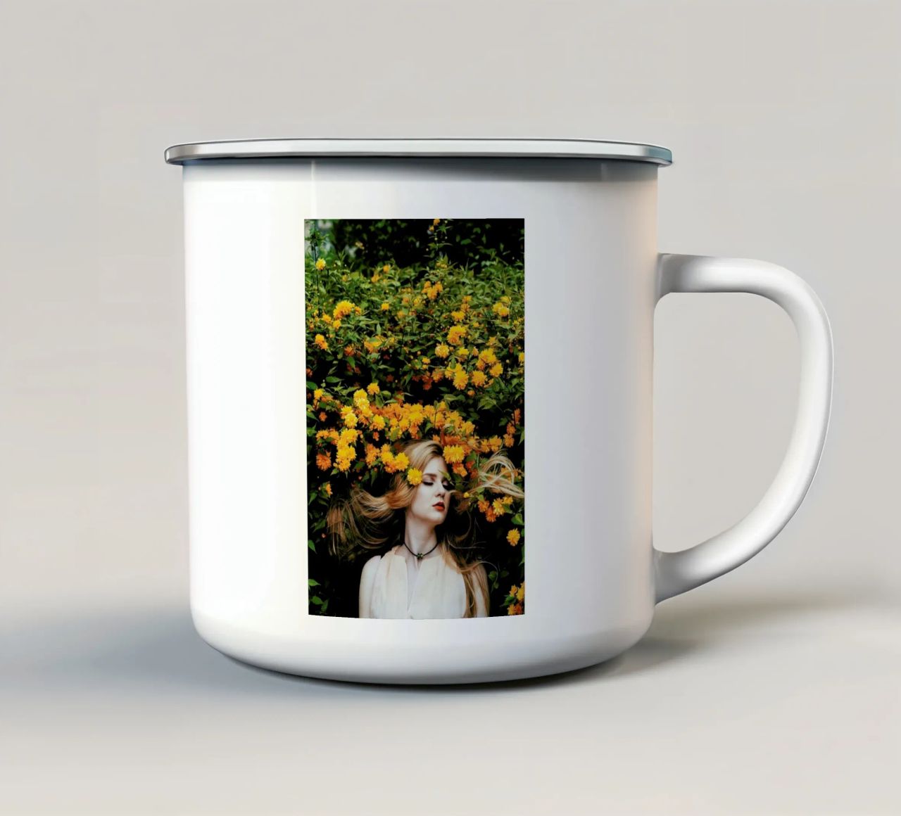 Yellow tazza in smalto da Jovana Rikalo