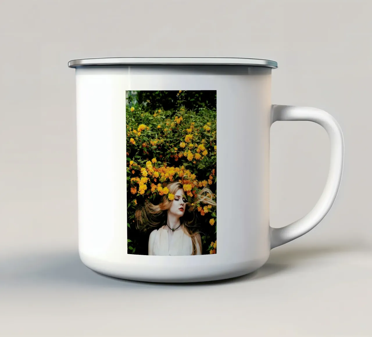 Yellow taza de esmalte de Jovana Rikalo