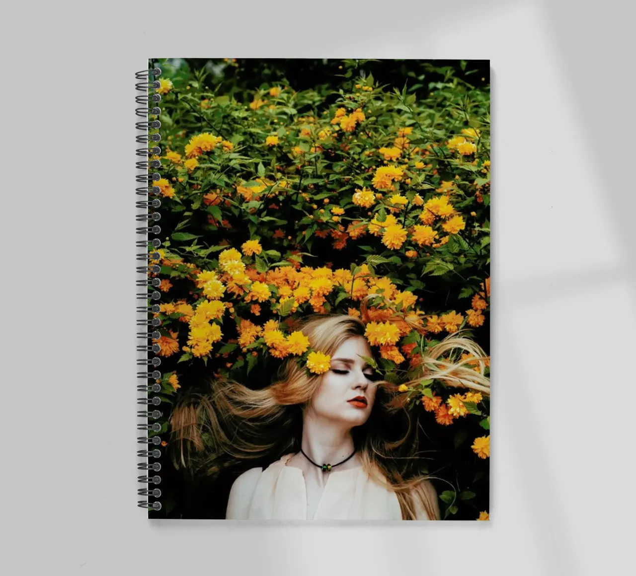 Yellow Ringbuch von Jovana Rikalo