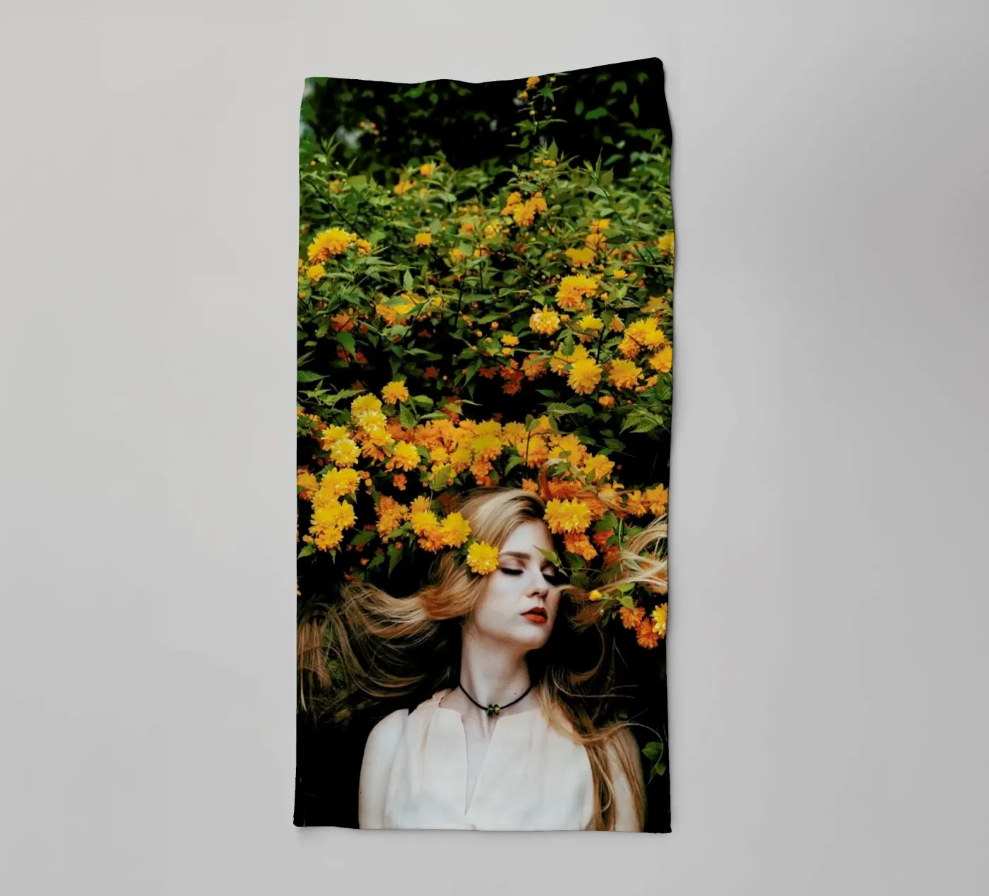 Yellow badhanddoek van Jovana Rikalo