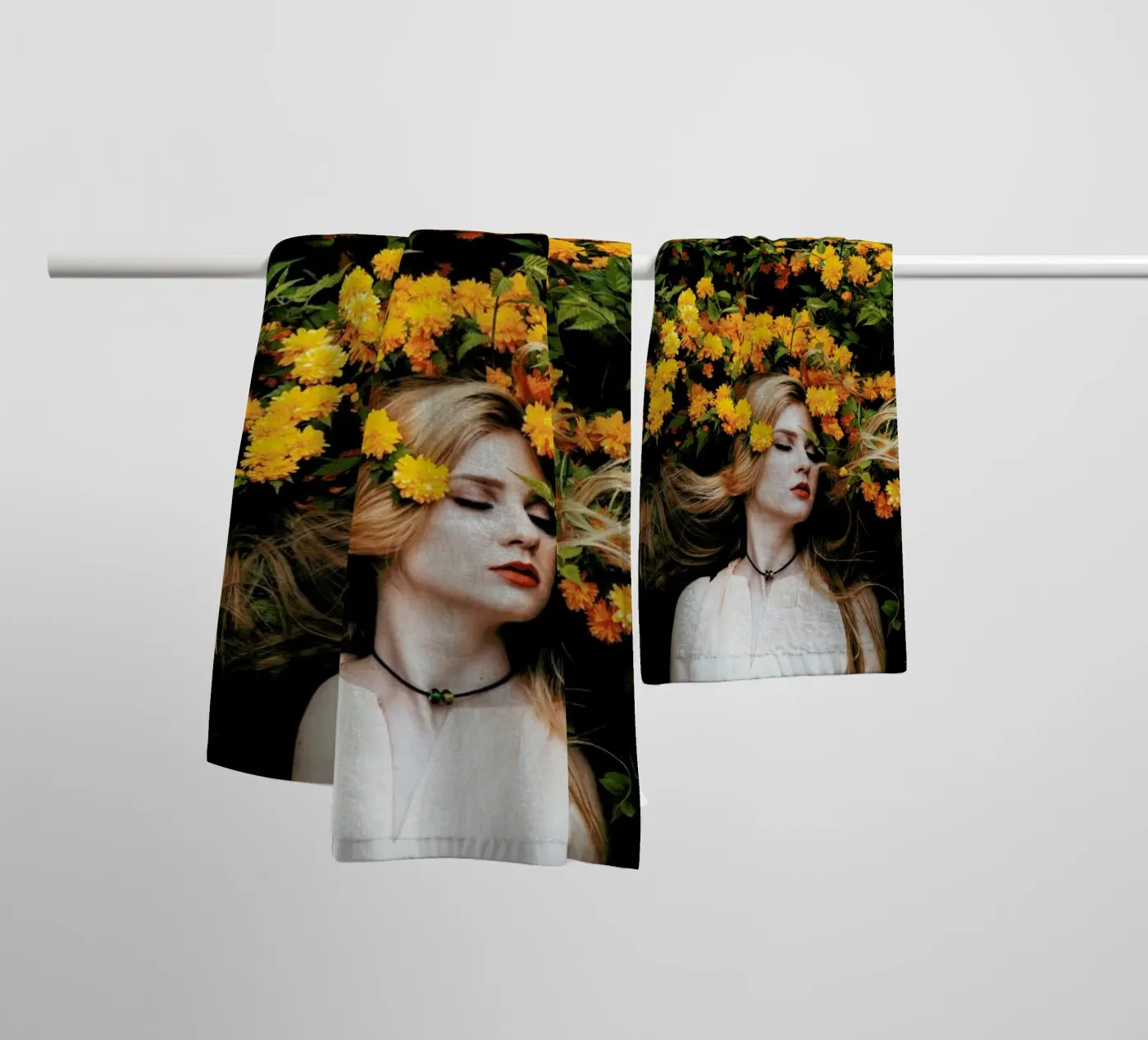 Yellow badhanddoek van Jovana Rikalo